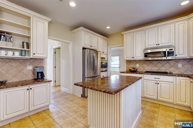 10 Hope Street, Montvale, NJ 07645