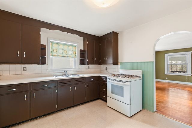 1215 Loeser Avenue, Jackson, MI 49203