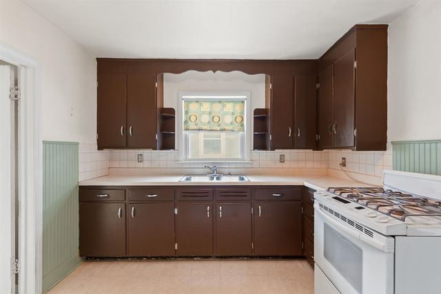 1215 Loeser Avenue, Jackson, MI 49203