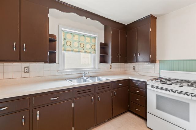 1215 Loeser Avenue, Jackson, MI 49203