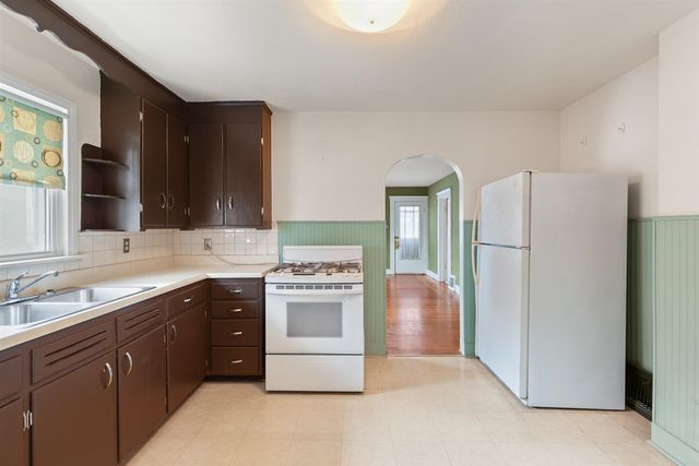 1215 Loeser Avenue, Jackson, MI 49203