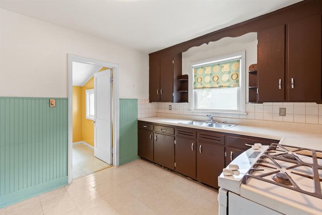 1215 Loeser Avenue, Jackson, MI 49203