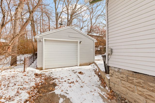 1215 Loeser Avenue, Jackson, MI 49203