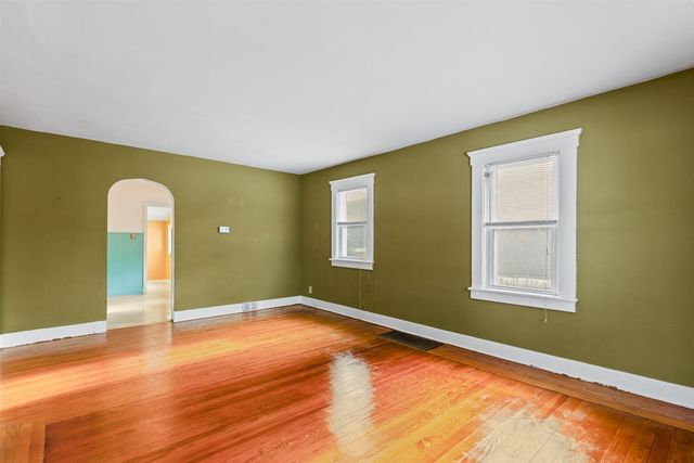 1215 Loeser Avenue, Jackson, MI 49203