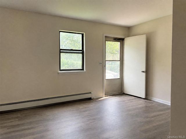 3B Park Manor Court, Glen Cove, NY 11542
