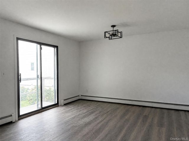 3B Park Manor Court, Glen Cove, NY 11542