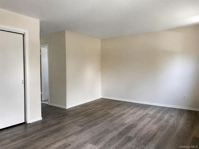 3B Park Manor Court, Glen Cove, NY 11542