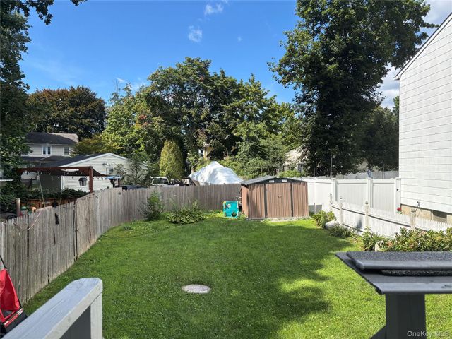 3B Park Manor Court, Glen Cove, NY 11542
