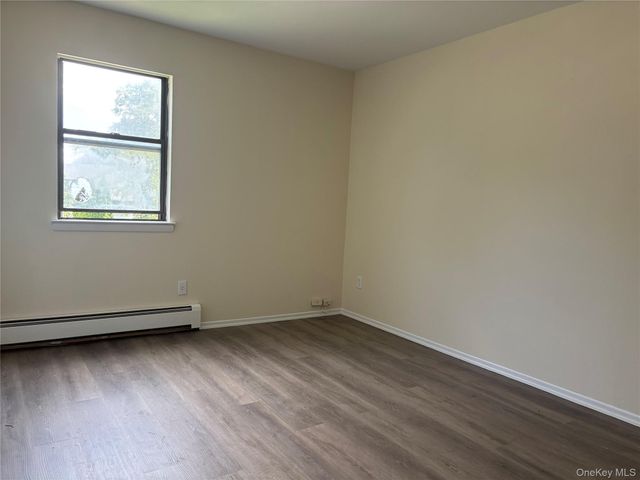 3B Park Manor Court, Glen Cove, NY 11542