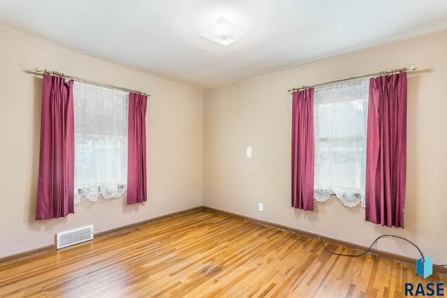 2013 S Jefferson Ave Avenue, Sioux Falls, SD 57105