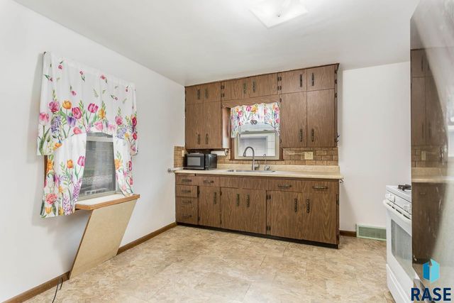 2013 S Jefferson Ave Avenue, Sioux Falls, SD 57105