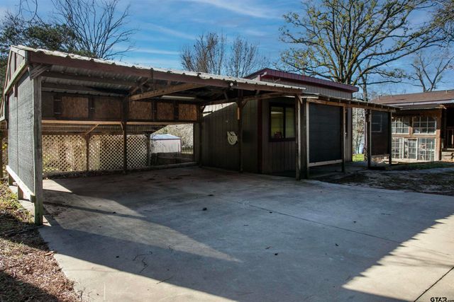 20501 Shore Breeze Dr., Chandler, TX 75758