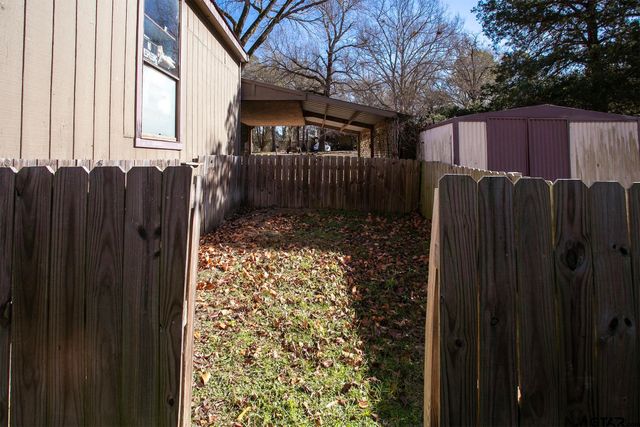 20501 Shore Breeze Dr., Chandler, TX 75758