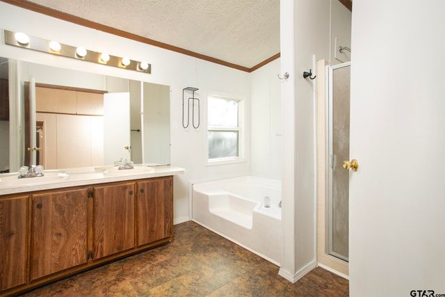 20501 Shore Breeze Dr., Chandler, TX 75758