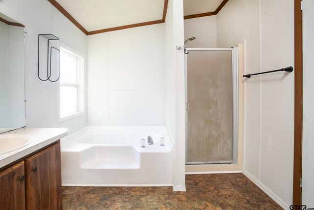 20501 Shore Breeze Dr., Chandler, TX 75758