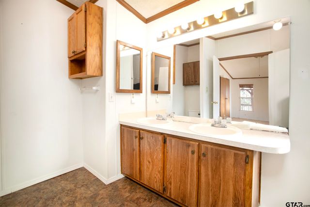 20501 Shore Breeze Dr., Chandler, TX 75758