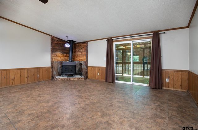 20501 Shore Breeze Dr., Chandler, TX 75758