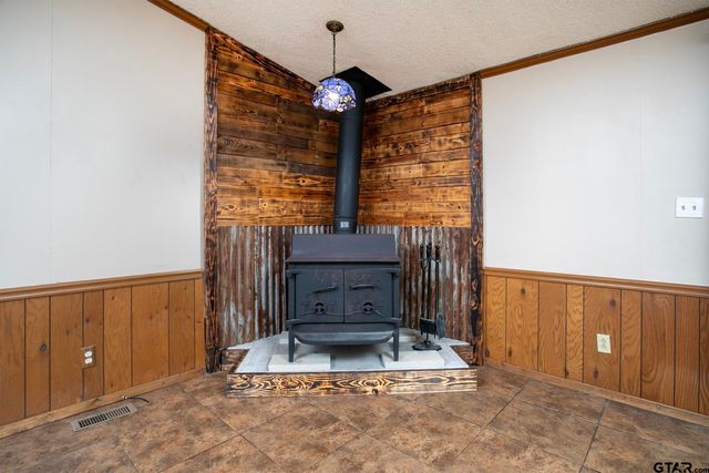 20501 Shore Breeze Dr., Chandler, TX 75758