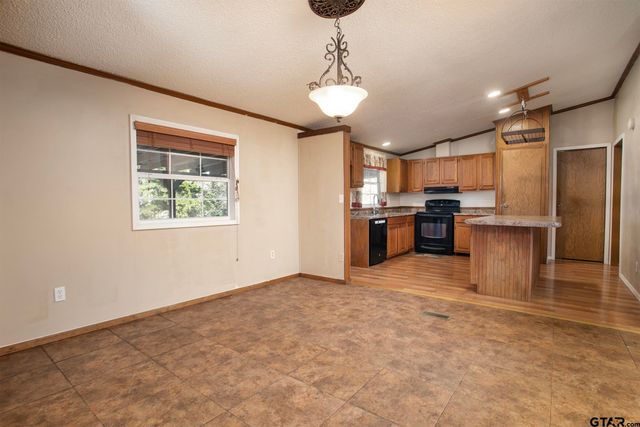 20501 Shore Breeze Dr., Chandler, TX 75758