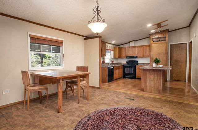 20501 Shore Breeze Dr., Chandler, TX 75758