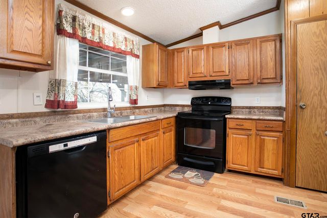 20501 Shore Breeze Dr., Chandler, TX 75758