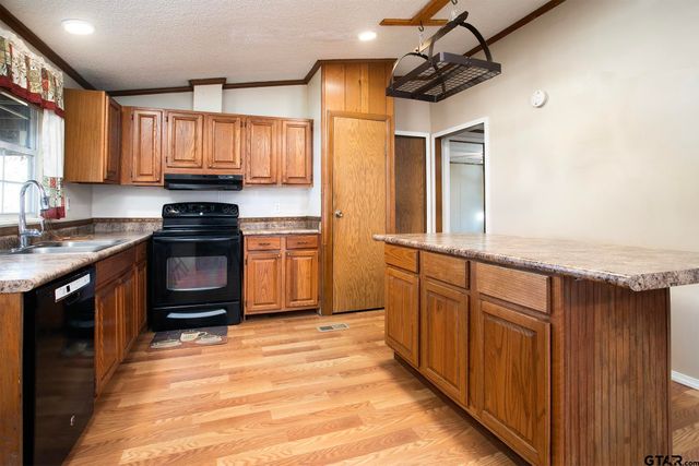 20501 Shore Breeze Dr., Chandler, TX 75758