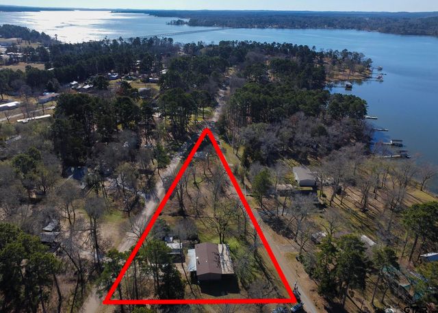 20501 Shore Breeze Dr., Chandler, TX 75758