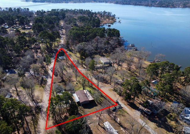 20501 Shore Breeze Dr., Chandler, TX 75758