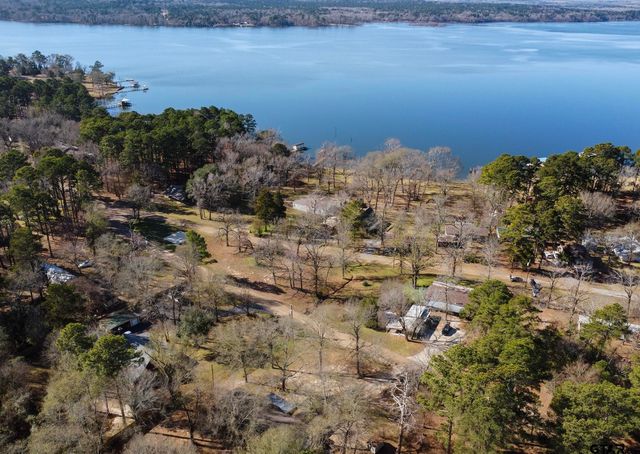 20501 Shore Breeze Dr., Chandler, TX 75758