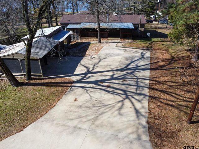 20501 Shore Breeze Dr., Chandler, TX 75758