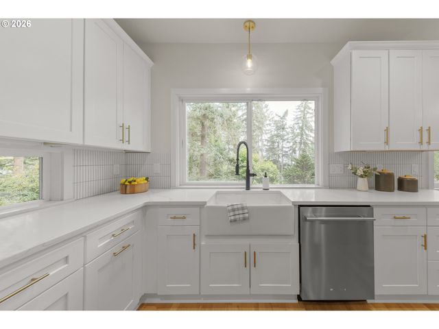 2491 SUNCREST Ave, Eugene, OR 97405