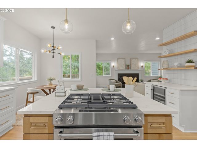 2491 SUNCREST Ave, Eugene, OR 97405