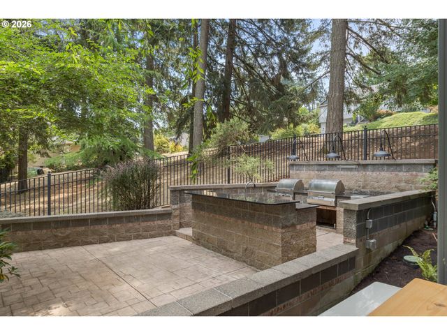 2491 SUNCREST Ave, Eugene, OR 97405