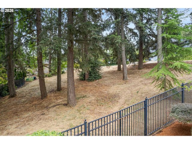 2491 SUNCREST Ave, Eugene, OR 97405