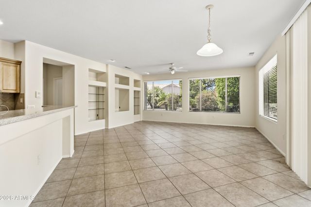 15750 W LINKSVIEW Drive, Surprise, AZ 85374