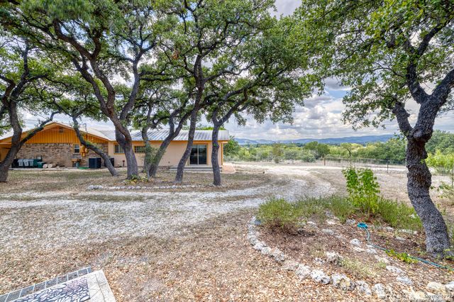 1482 Flat Rock Circle, Leakey, TX 78873