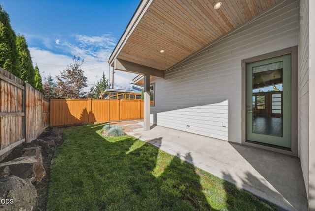 63108 NE Iner Loop, Bend, OR 97701