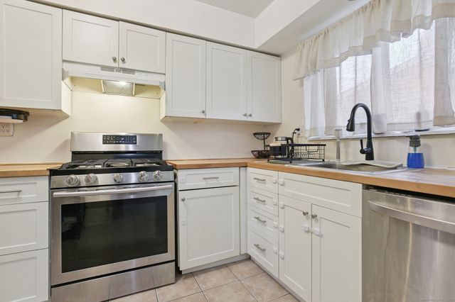 95 Monticello Drive 95, Branford, CT 06405