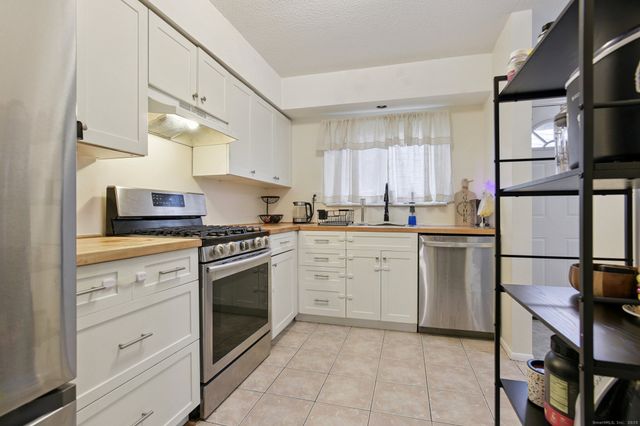 95 Monticello Drive 95, Branford, CT 06405