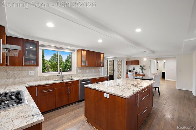 1966 Mapleridge Road, Rochester Hills, MI 48309