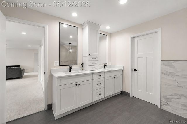 1966 Mapleridge Road, Rochester Hills, MI 48309