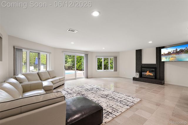 1966 Mapleridge Road, Rochester Hills, MI 48309