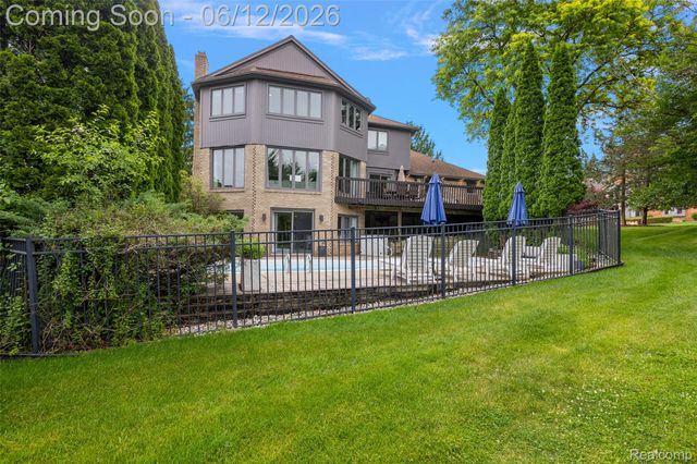 1966 Mapleridge Road, Rochester Hills, MI 48309