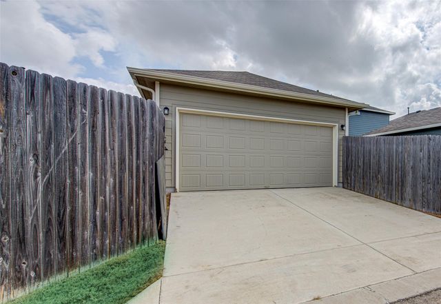 405 Charter Oak DR, Hutto, TX 78634