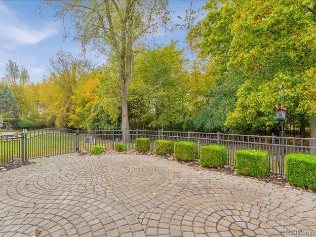 43855 Pinot Noir Drive, Sterling Heights, MI 48314