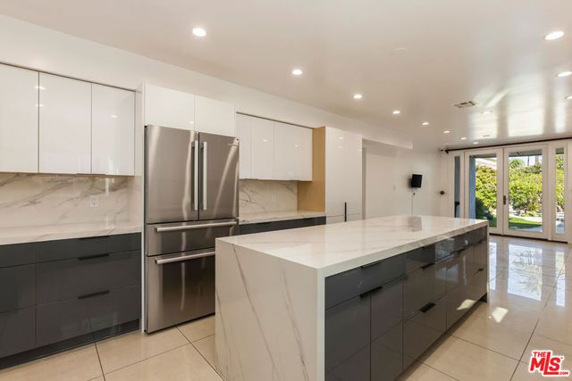 120 N Oakhurst Drive, Beverly Hills, CA 90210