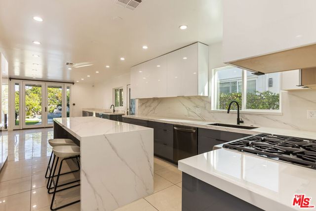 120 N Oakhurst Drive, Beverly Hills, CA 90210