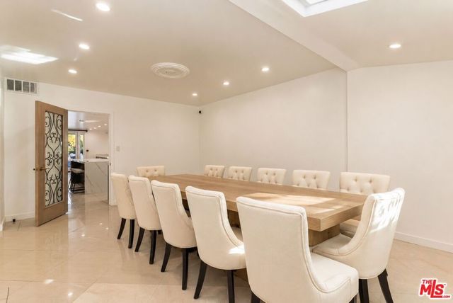 120 N Oakhurst Drive, Beverly Hills, CA 90210