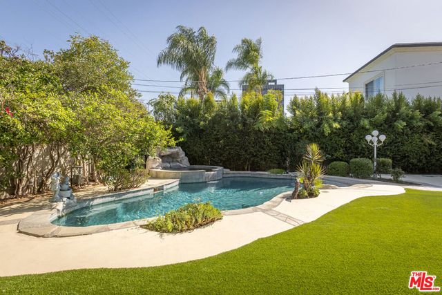 120 N Oakhurst Drive, Beverly Hills, CA 90210