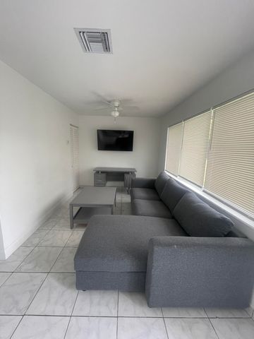 1135 NE 15th Avenue 4, Fort Lauderdale, FL 33304